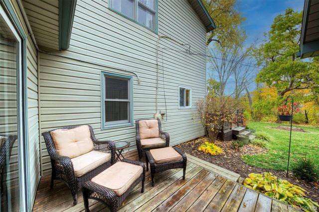 212 Hillcroft Drive, Walled Lake, MI 48390