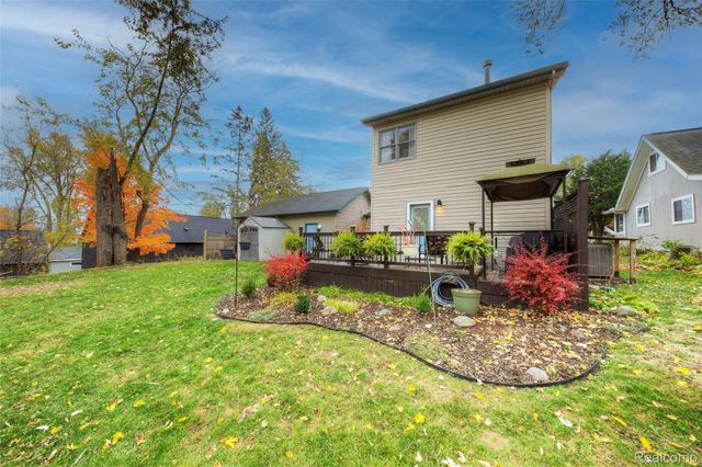 212 Hillcroft Drive, Walled Lake, MI 48390