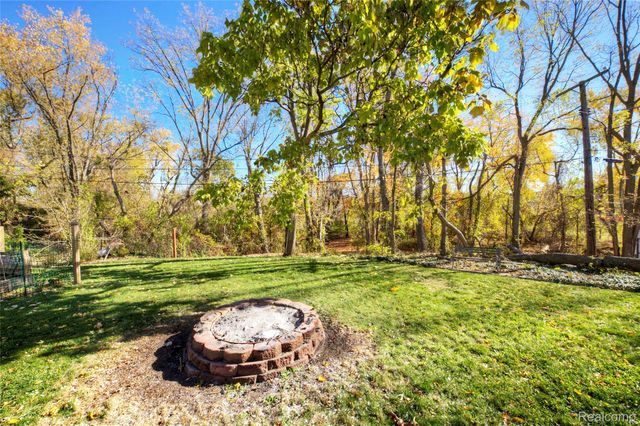 212 Hillcroft Drive, Walled Lake, MI 48390