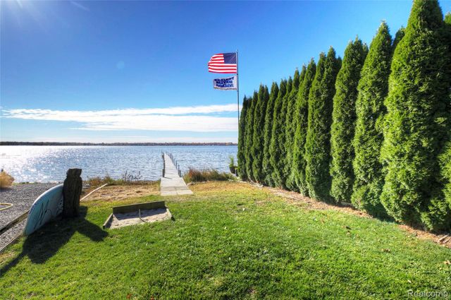 212 Hillcroft Drive, Walled Lake, MI 48390