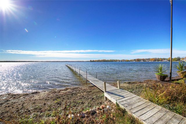 212 Hillcroft Drive, Walled Lake, MI 48390