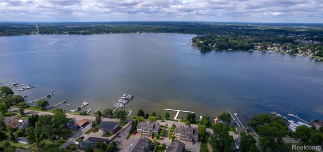 212 Hillcroft Drive, Walled Lake, MI 48390