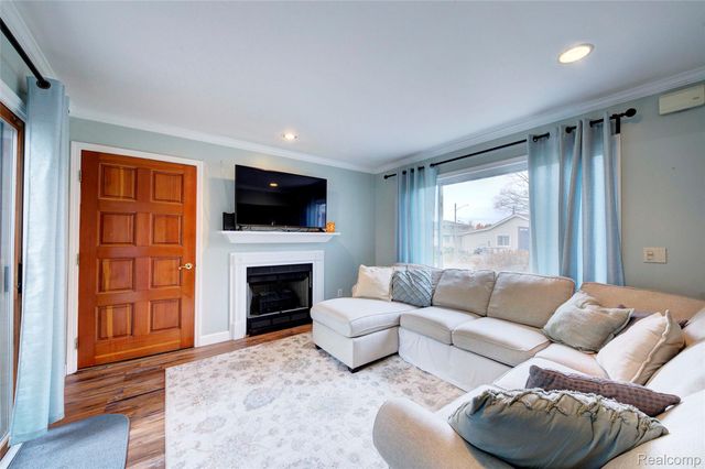 212 Hillcroft Drive, Walled Lake, MI 48390