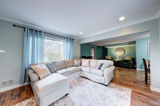 212 Hillcroft Drive, Walled Lake, MI 48390