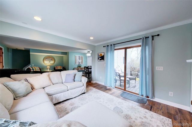 212 Hillcroft Drive, Walled Lake, MI 48390