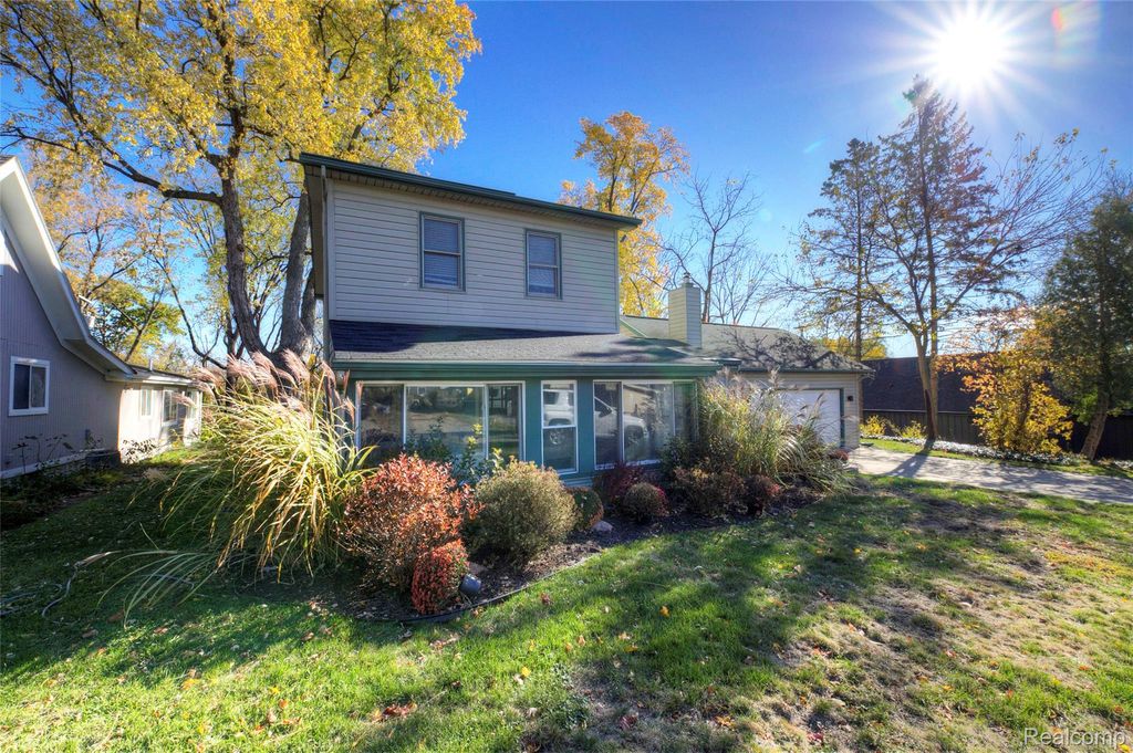 212 Hillcroft Drive, Walled Lake, MI 48390
