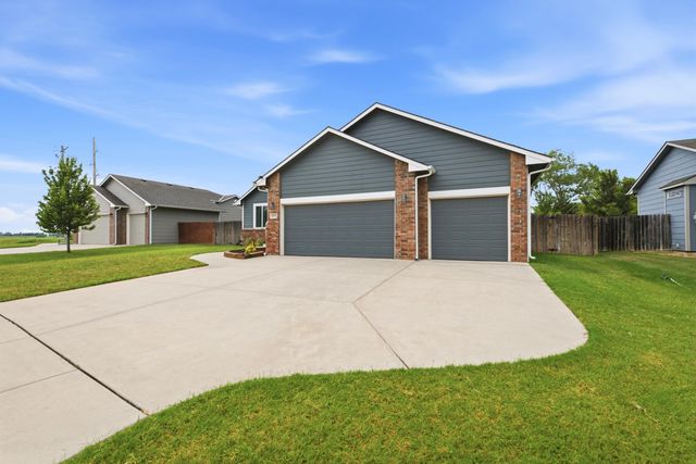 879 S Cattail Cir, Haysville, KS 67060