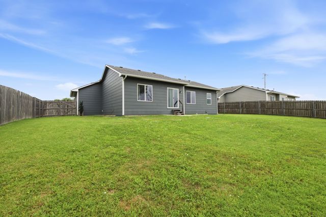 879 S Cattail Cir, Haysville, KS 67060