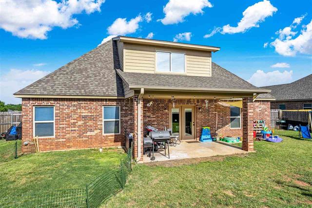 11 NE Summerwood Dr, Elgin, OK 73538