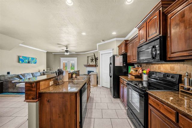 11 NE Summerwood Dr, Elgin, OK 73538