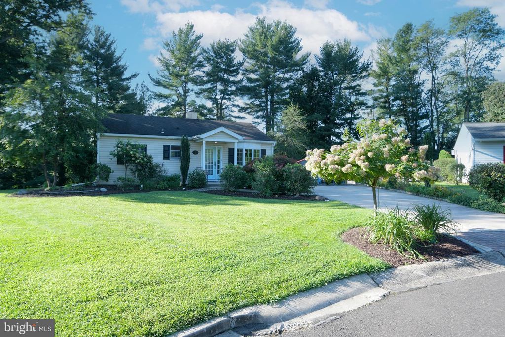 22 ELM TER, DOYLESTOWN, PA 18901 — photo 2