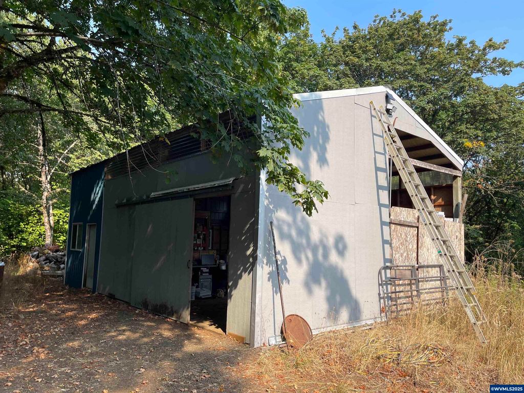 Image 7 of property listing at 25560 SW Valley View Ln, Sheridan, OR 97378