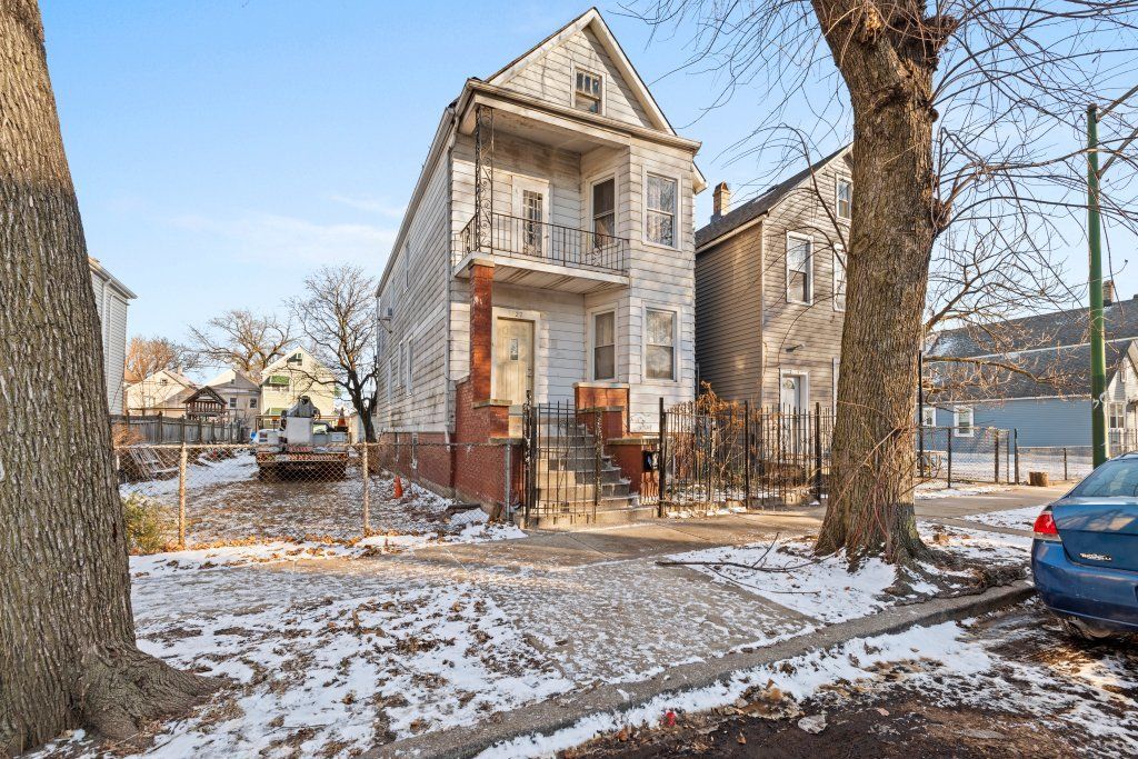 Image 2 of property listing at 4827 S Throop Street, Chicago, IL 60609