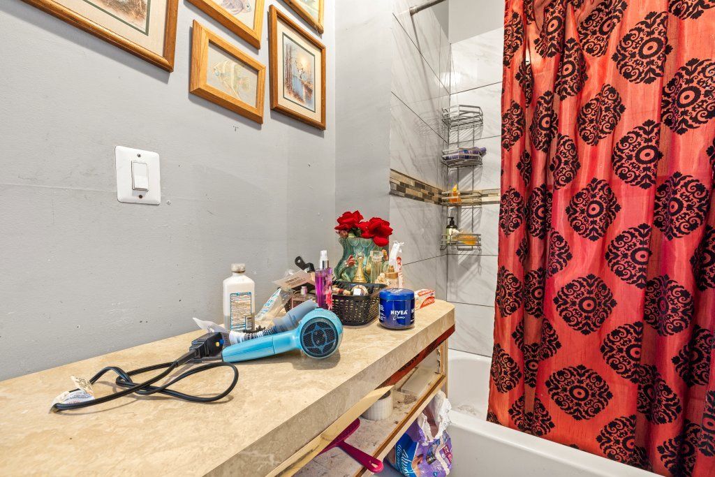 Image 8 of property listing at 4827 S Throop Street, Chicago, IL 60609