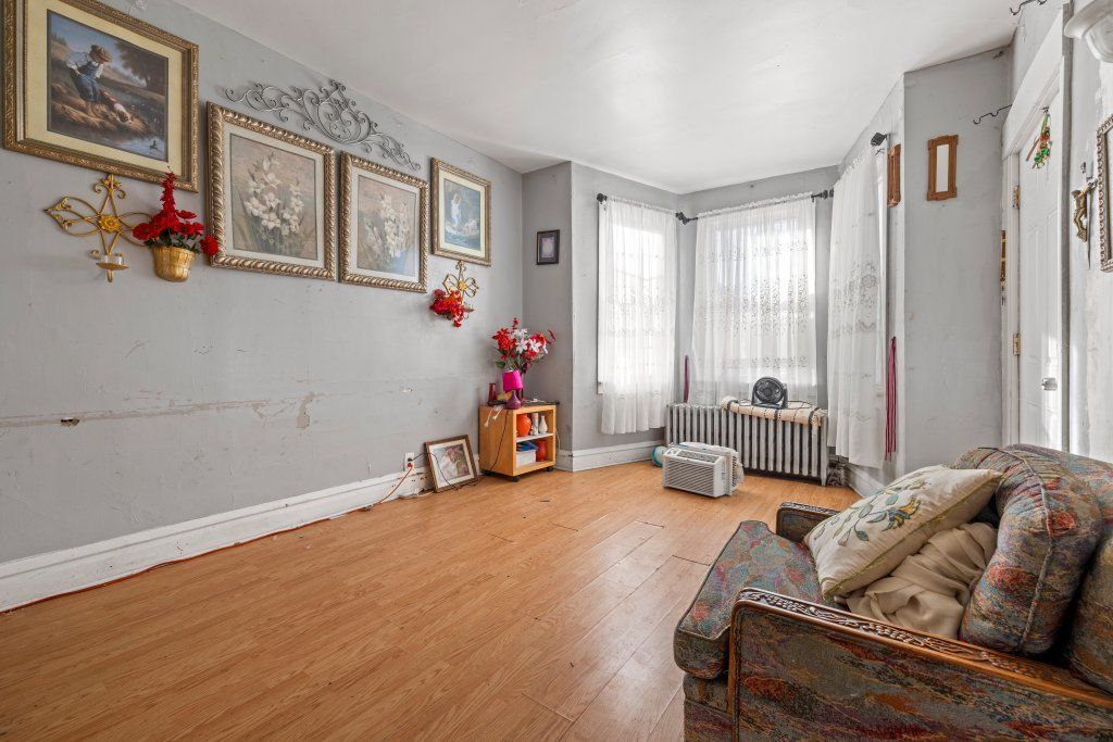 Image 9 of property listing at 4827 S Throop Street, Chicago, IL 60609