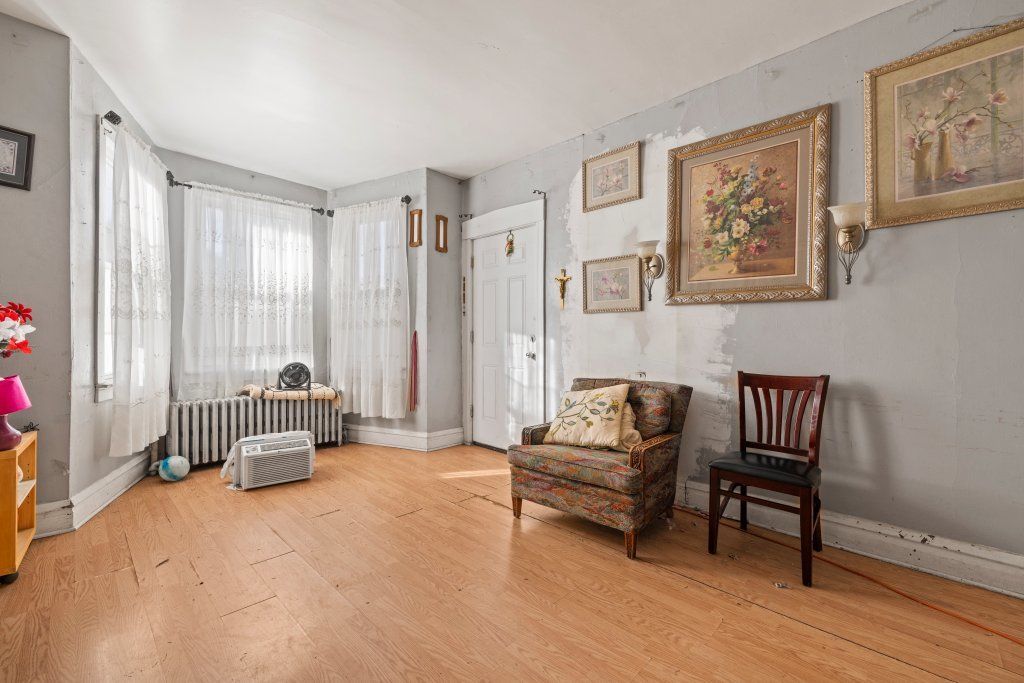 Image 10 of property listing at 4827 S Throop Street, Chicago, IL 60609