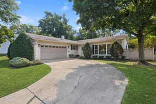 1260 Windsor Drive, Wheaton, IL 60189