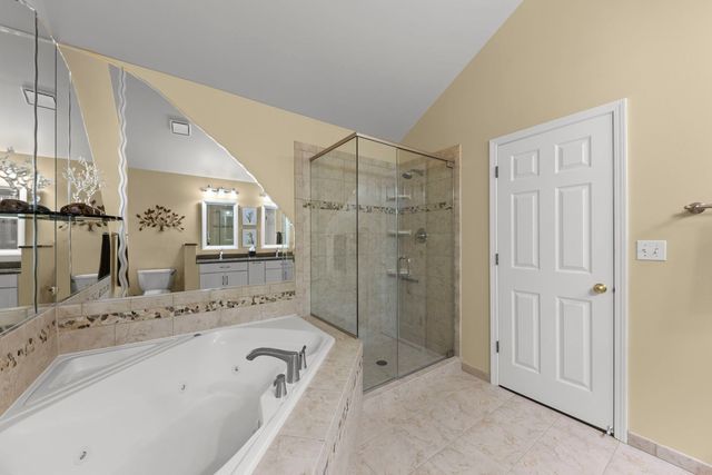 320 Cimarron Road E, Lombard, IL 60148