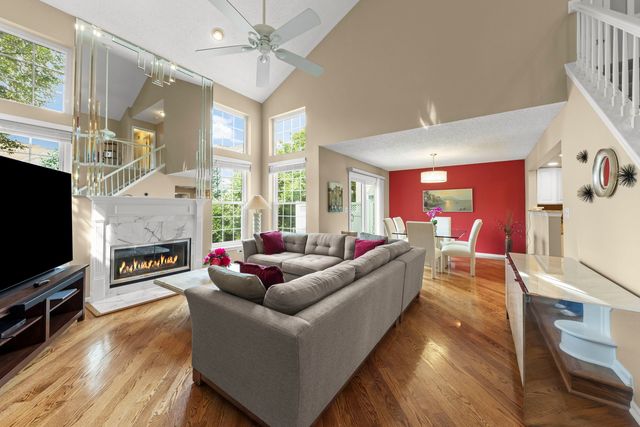 320 Cimarron Road E, Lombard, IL 60148