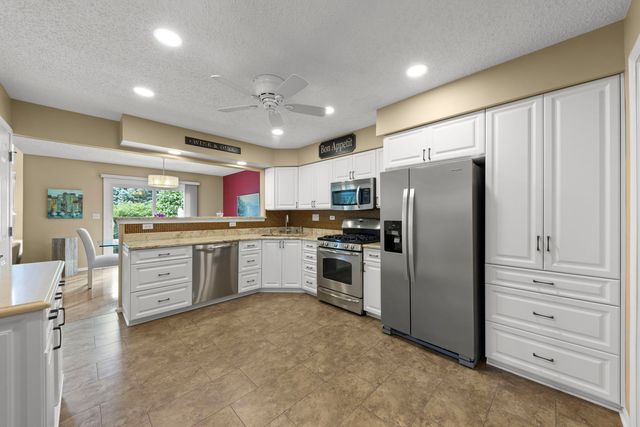320 Cimarron Road E, Lombard, IL 60148