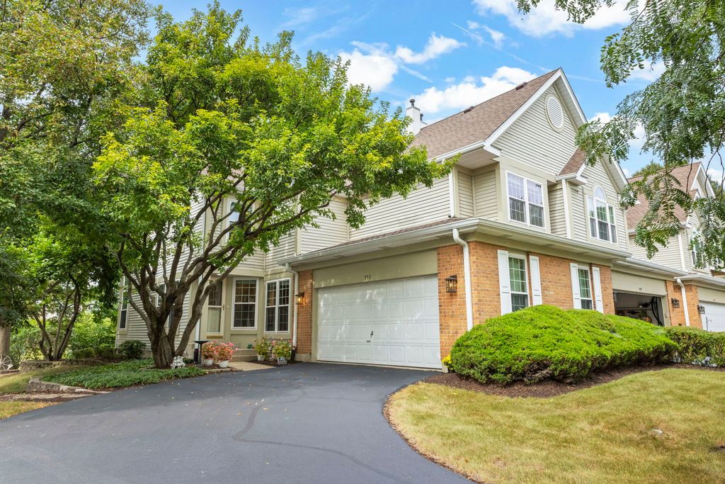 320 Cimarron Road E, Lombard, IL 60148