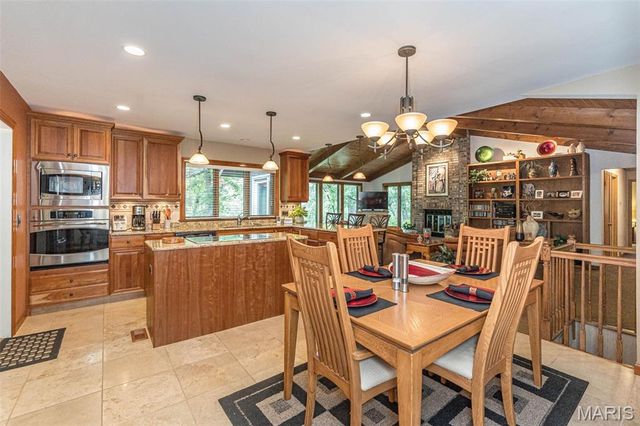 7 Walnut Ridge Court, Defiance, MO 63341