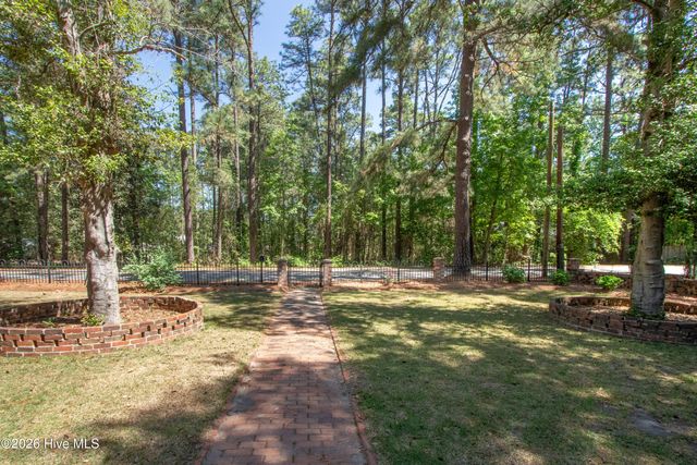 310 E Morganton Road, Southern Pines, NC 28387