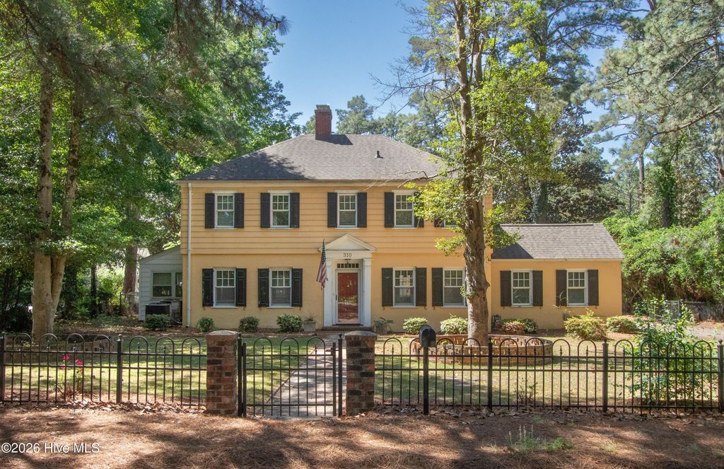 310 E Morganton Road, Southern Pines, NC 28387