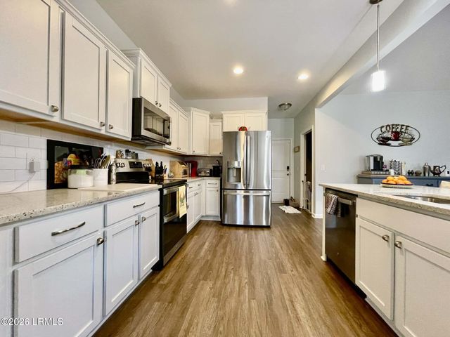 126 Minning Loop, Richmond Hill, GA 31324