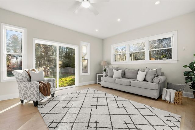 158 Central St, Rockland, MA 02370