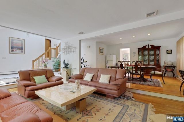 18 Mission Way, Tenafly, NJ 07670