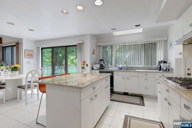 18 Mission Way, Tenafly, NJ 07670