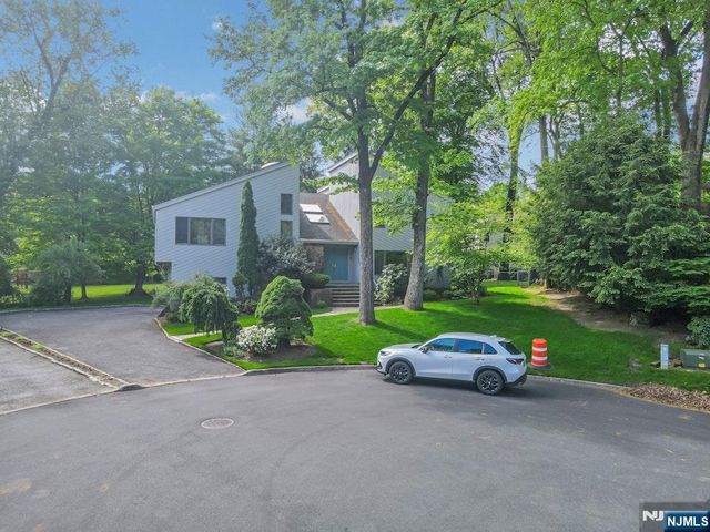 18 Mission Way, Tenafly, NJ 07670