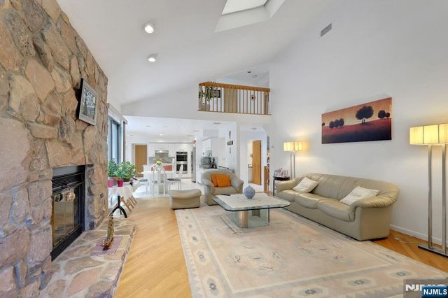 18 Mission Way, Tenafly, NJ 07670