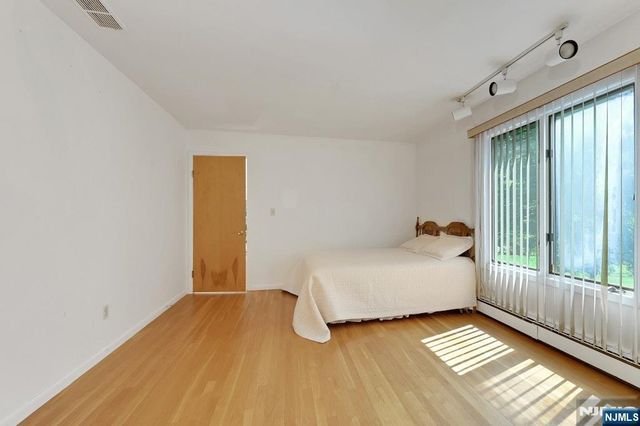 18 Mission Way, Tenafly, NJ 07670