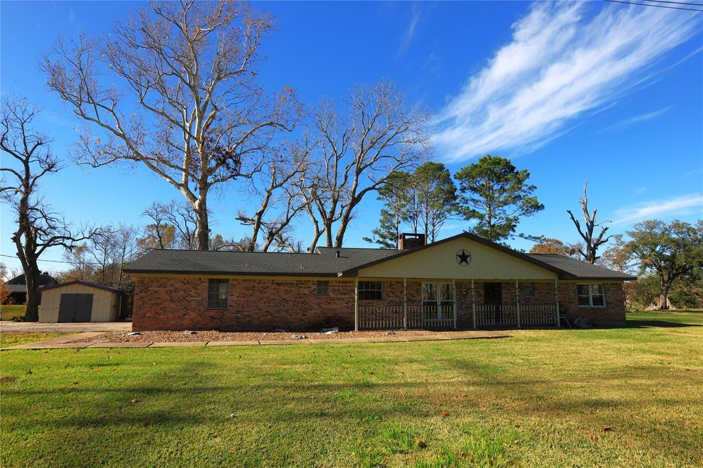 113 Old Angleton Road, Lake Jackson, TX 77566