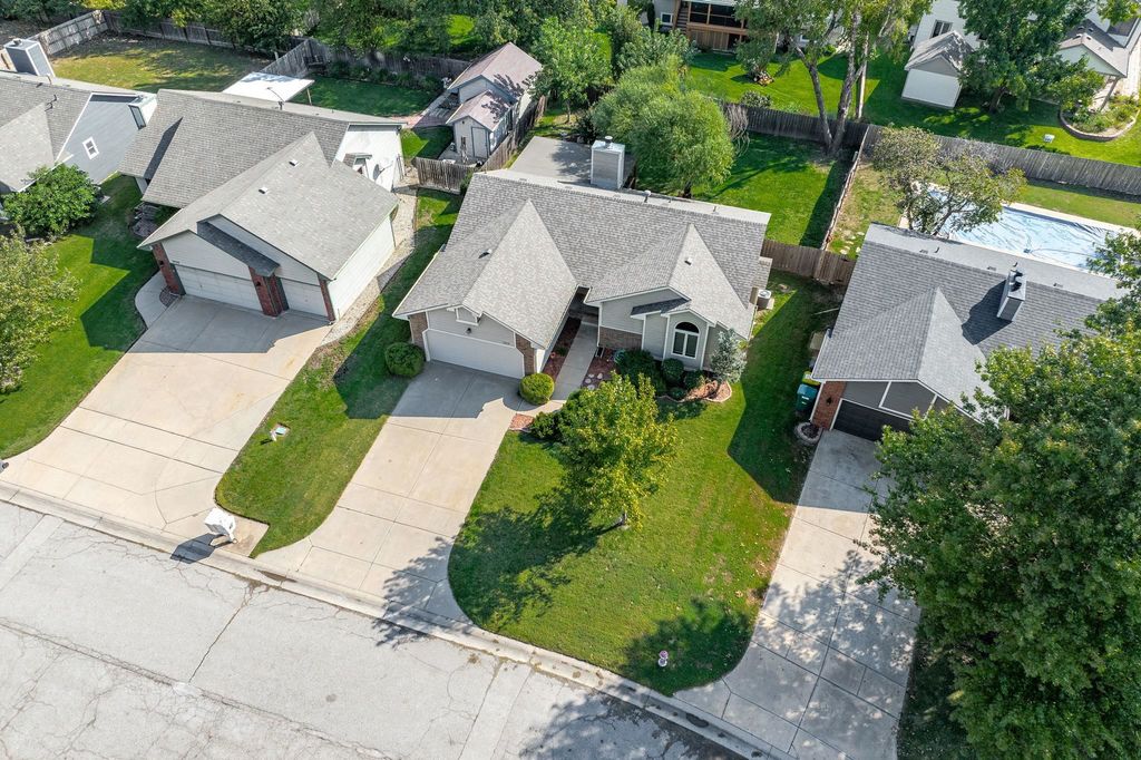 2416 N Amarado St, Wichita, KS 67205