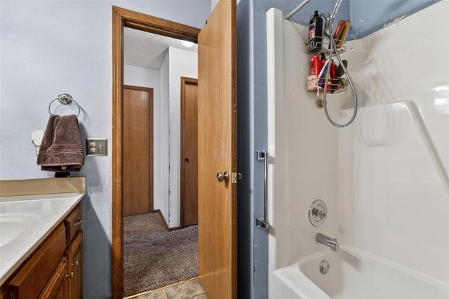 1778 Lionsgate Circle, Bethany, OK 73008