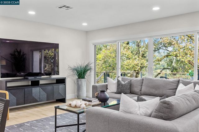 7 Los Amigos, Orinda, CA 94563