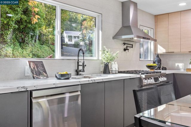 7 Los Amigos, Orinda, CA 94563