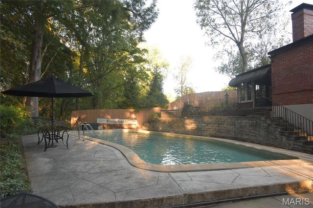 1889 N Signal Hills Drive, Kirkwood, MO 63122