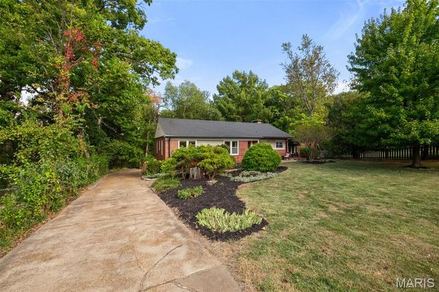 1889 N Signal Hills Drive, Kirkwood, MO 63122