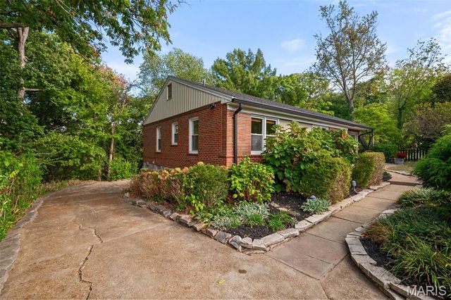 1889 N Signal Hills Drive, Kirkwood, MO 63122