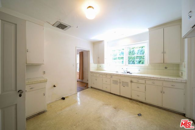 713 N Doheny Drive, Beverly Hills, CA 90210