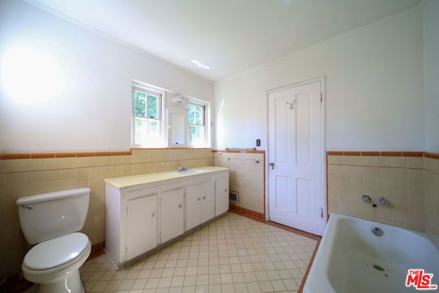713 N Doheny Drive, Beverly Hills, CA 90210
