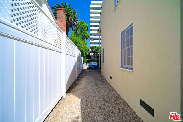 713 N Doheny Drive, Beverly Hills, CA 90210
