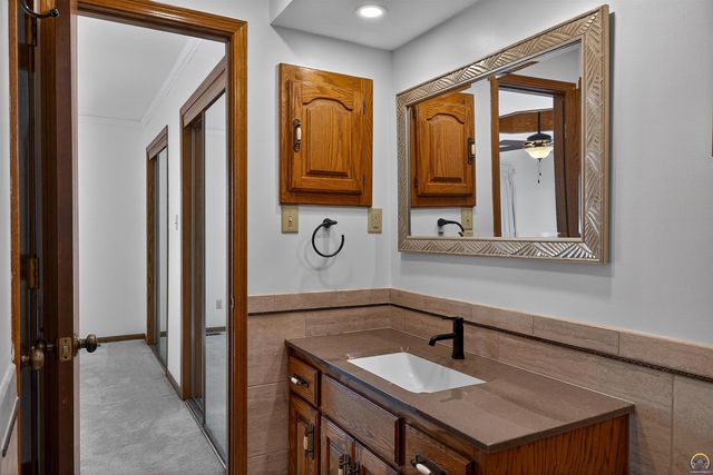 3835 SW Wood Valley DR, Topeka, KS 66610