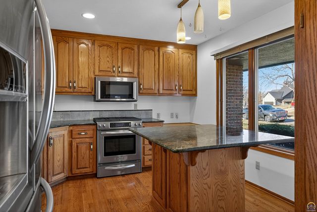 3835 SW Wood Valley DR, Topeka, KS 66610