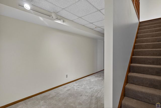 3835 SW Wood Valley DR, Topeka, KS 66610