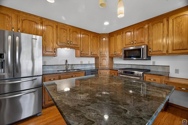 3835 SW Wood Valley DR, Topeka, KS 66610